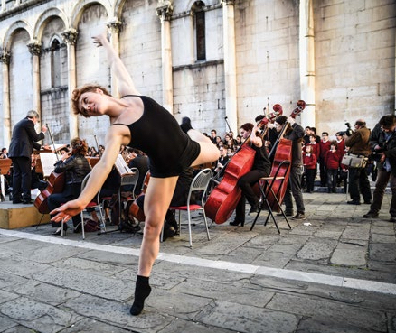 Dance Meeting: orchestra di chitarre e coreografia per riscoprire le danze del mondo