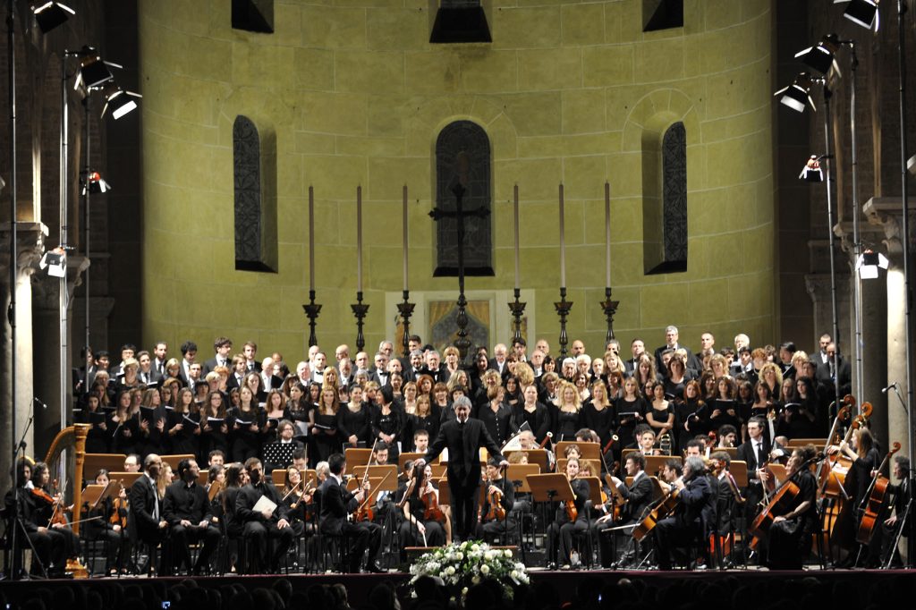 Orchestra e Coro del Boccherini sul palco del Teatro del Giglio