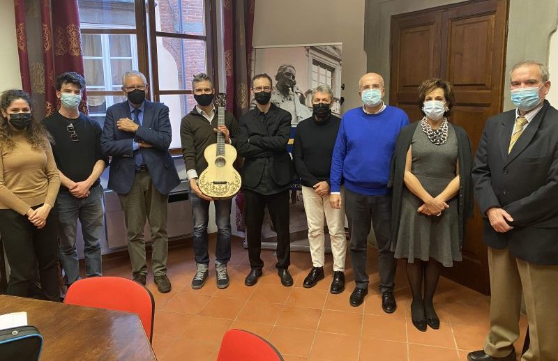 Una copia unica della preziosa chitarra “Fabricatore” di Niccolò Paganini per gli studenti del “Boccherini”