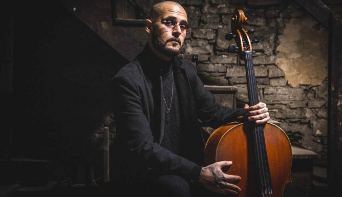 “CRONACHE DEL DONO E DELLA MALEDIZIONE”, UN CONCERTO TRA CLASSICA, RAP ED ELETTRONICA CON IL VIOLONCELLISTA SIMONE DE SENA